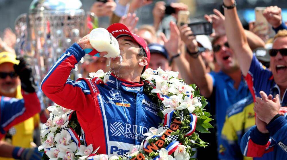 Tradiciones de la Indy 500: ¿Por qué el ganador de las 500 Millas de Indianápolis bebe leche?