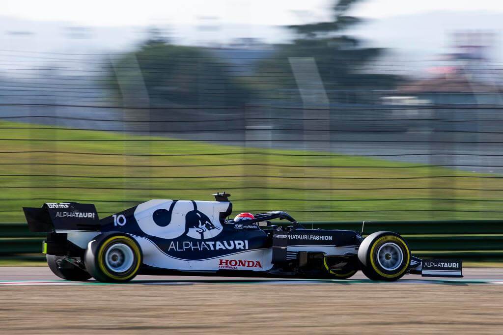 AlphaTauri puso a rodar su nuevo AT02 en el trazado de Imola