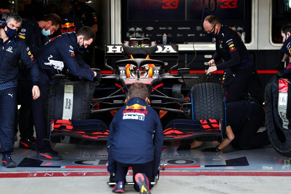 Max Verstappen y Sergio Pérez prueban el nuevo RB16B en Silverstone