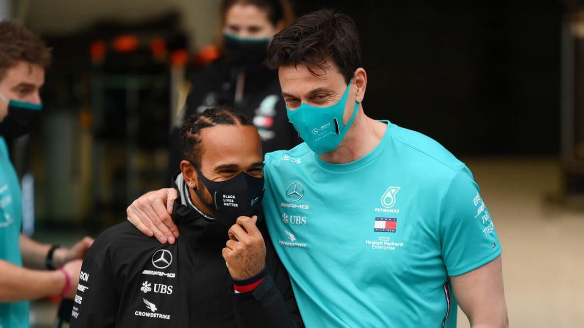 “Lewis Hamilton calla para distanciarse de Toto Wolff”