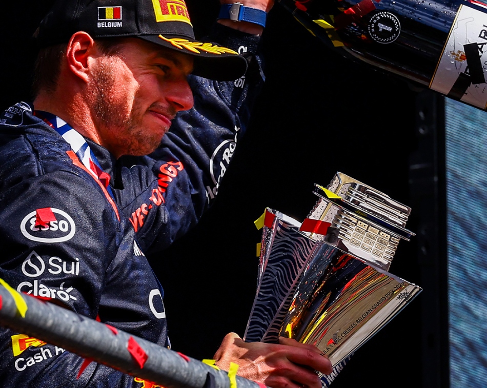 VIDEO: Una vez más el trofeo de Max Verstappen se rompe en plena celebración