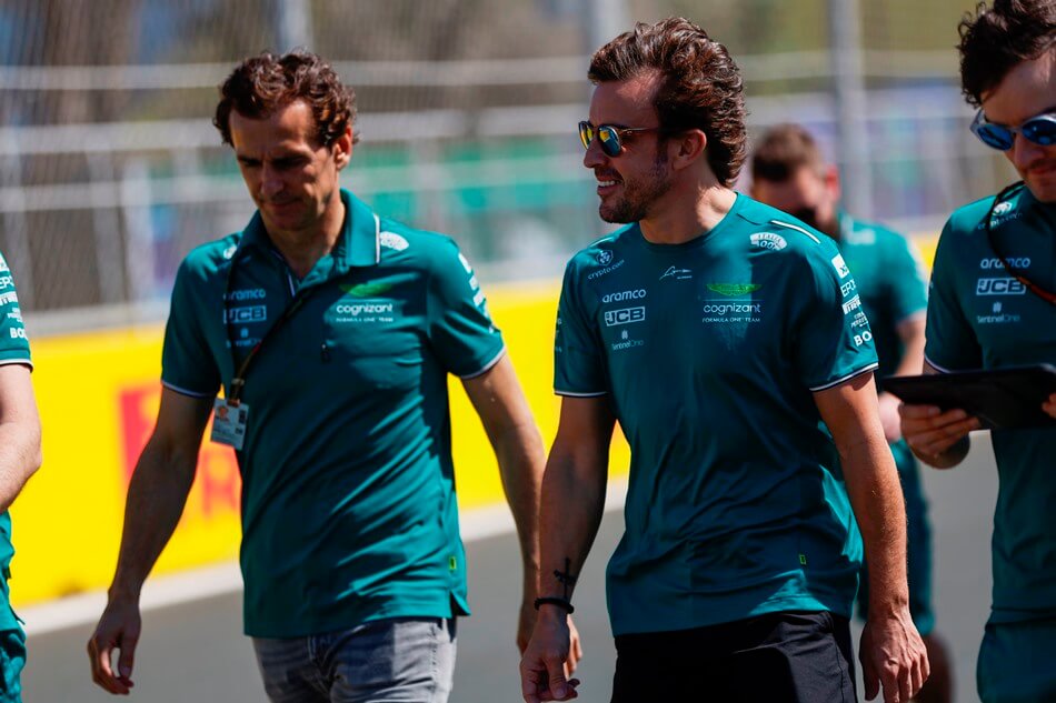 Pedro de la Rosa asegura que Fernando Alonso se quedará en Aston Martin